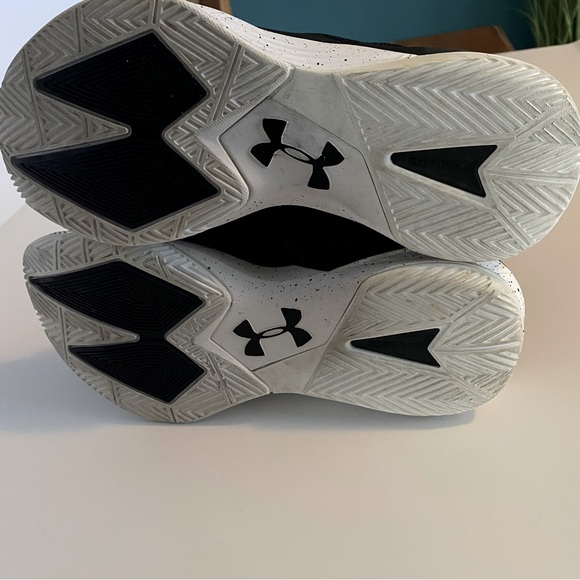 Women’s size 8 Under Armour Highlight sneakers. H 4 D foam foot bed. - Picture 8 of 8